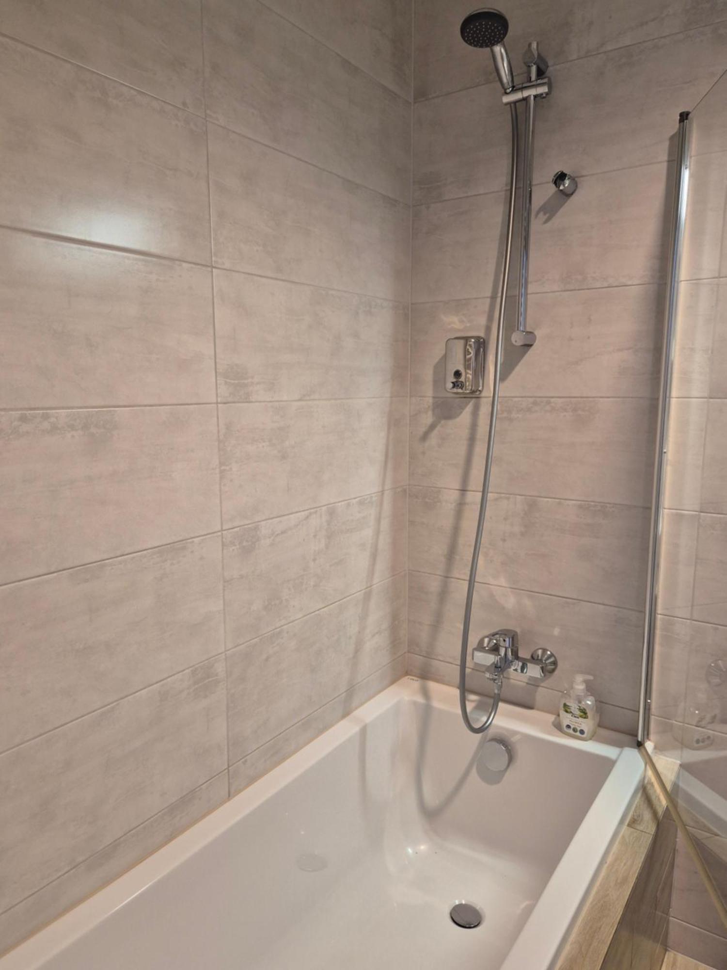 Apartament Wsrod 1000Cy Swiatel - Z Parkingiem W Hali Garazowej- Duzy Balkon Z Lezakami - Piekny Widok Noca Na Panorame Tysiaclecia Katowice Exterior foto