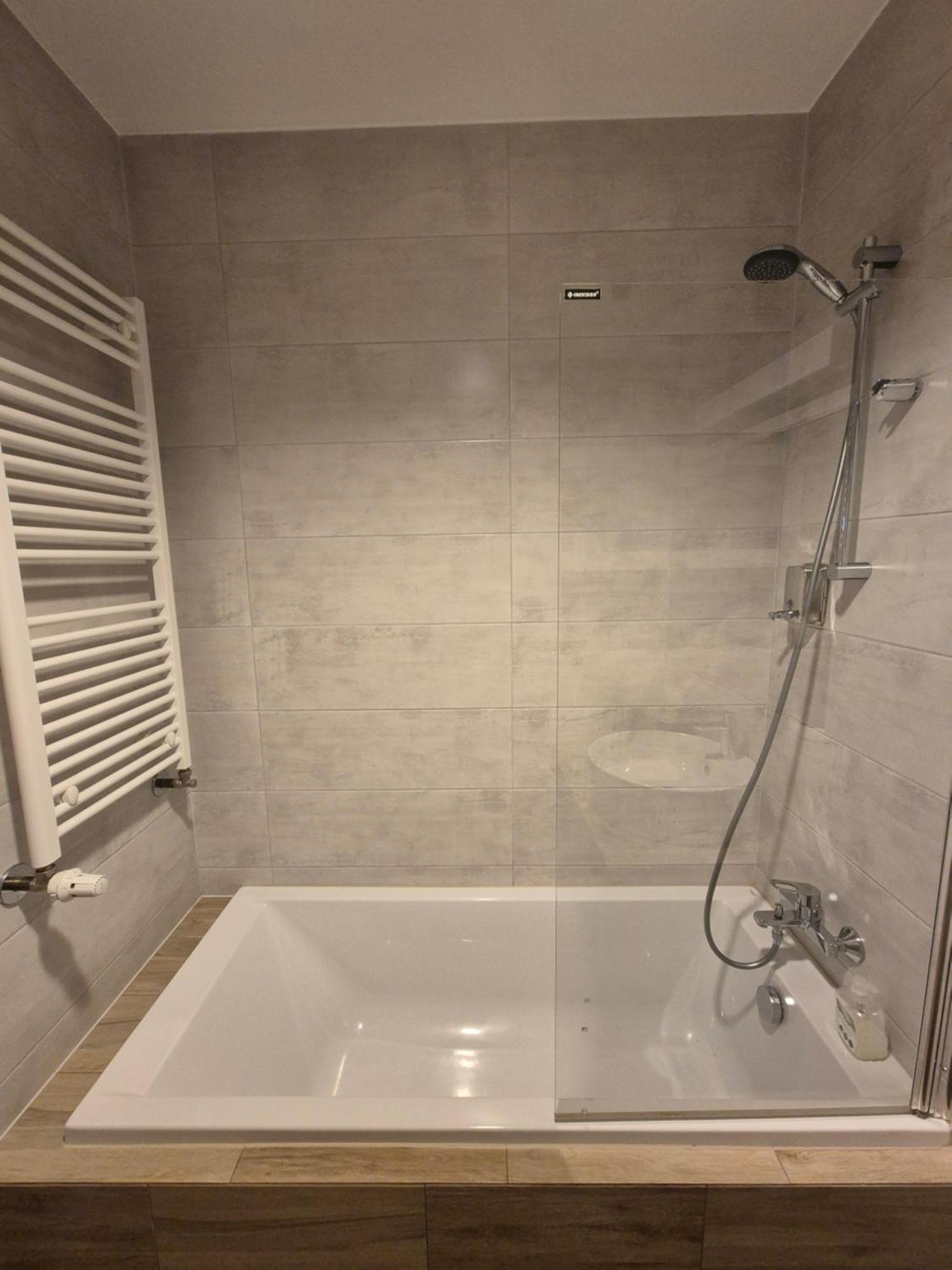 Apartament Wsrod 1000Cy Swiatel - Z Parkingiem W Hali Garazowej- Duzy Balkon Z Lezakami - Piekny Widok Noca Na Panorame Tysiaclecia Katowice Exterior foto